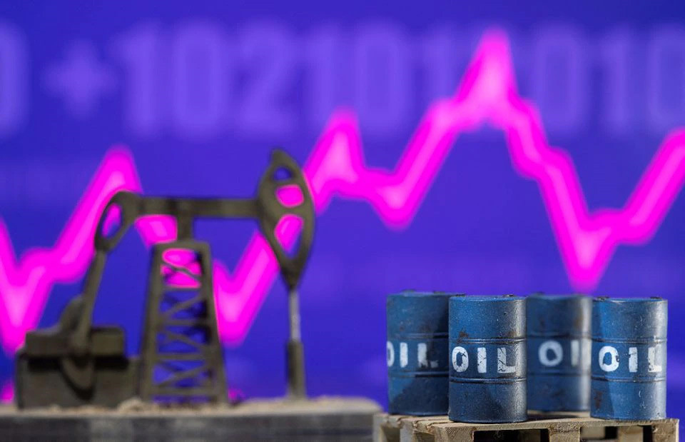 Giá xăng dầu hôm nay 4/11: Tụt dốc 2%