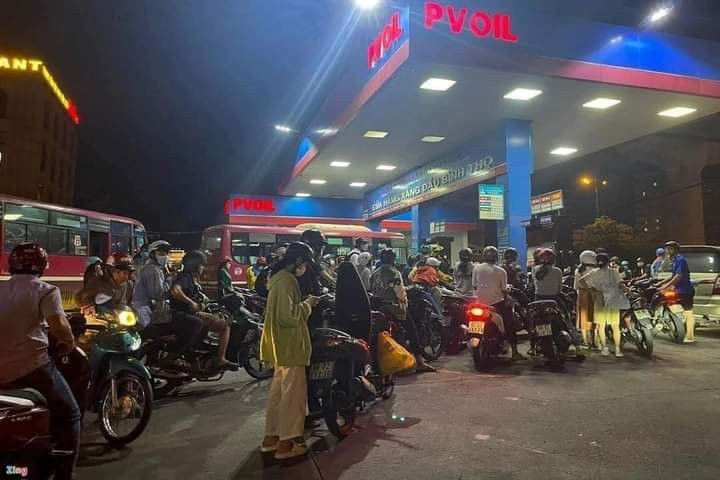Người dân đổ xô đi mua xăng trước dự báo xăng tăng giá 