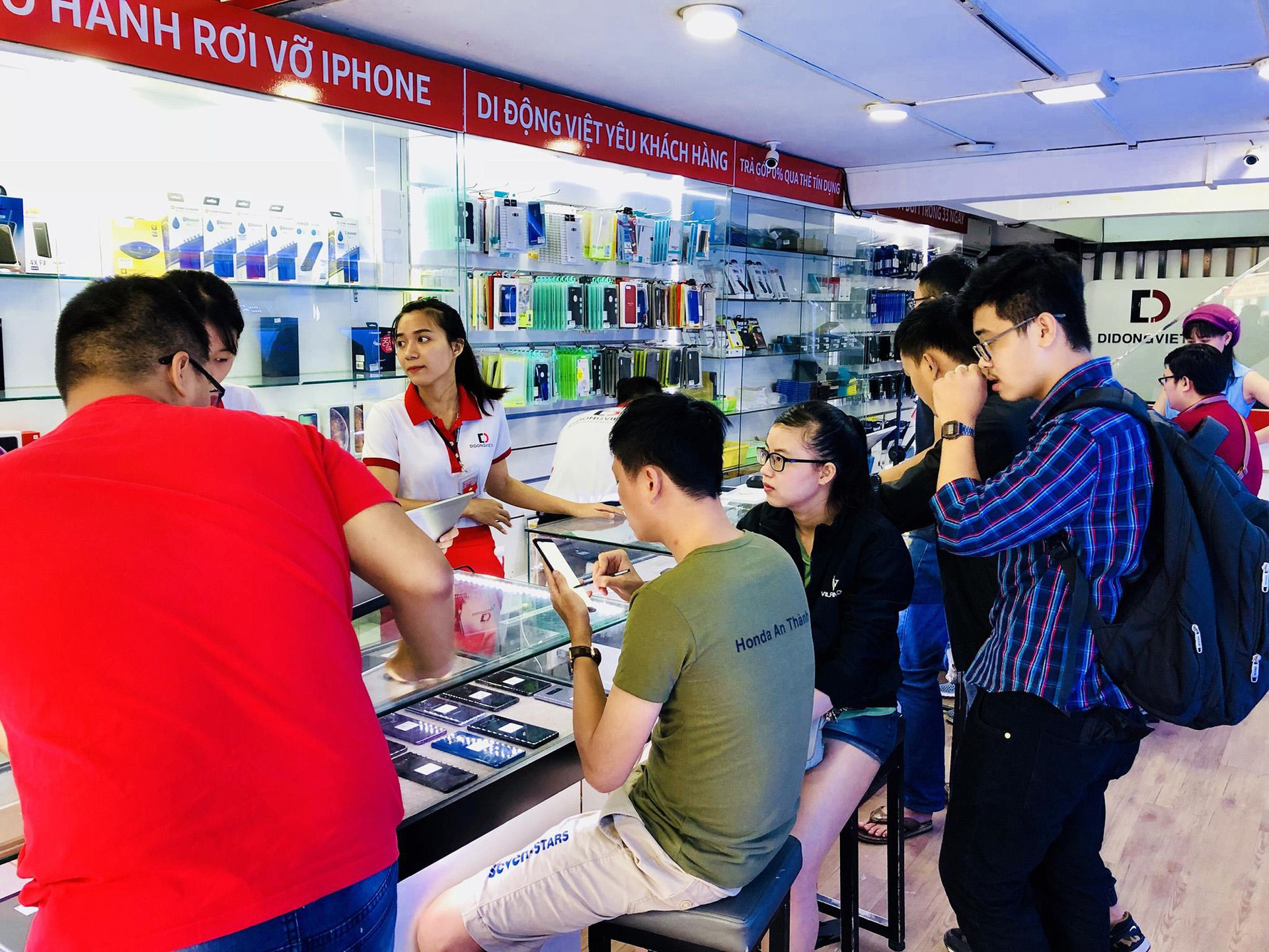 Vì sao người Việt ngày càng ưa chuộng iPhone dù giá cao?