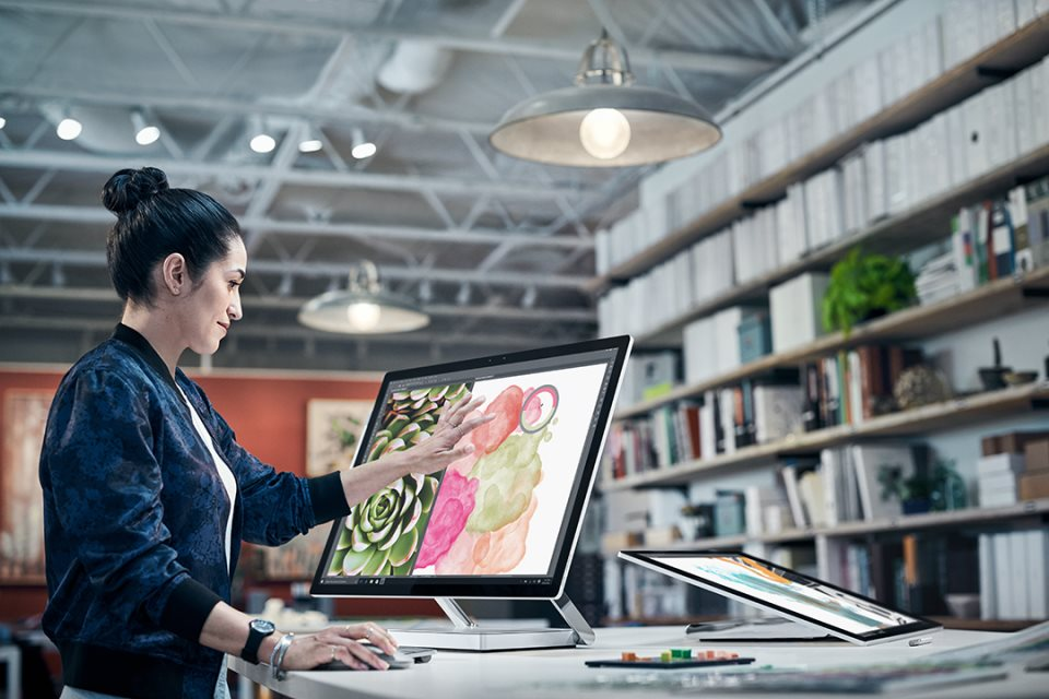 Microsoft ra mắt Laptop Surface có giá lên đến 108 triệu đồng