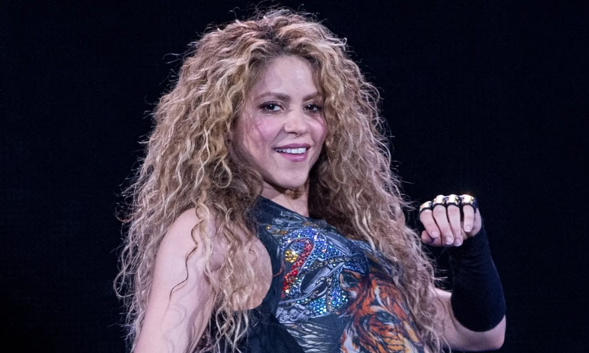 nu-hoang-world-cup-shakira.png